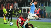 Pierre Kaluku, bek tengah AC Milan ada di urutan kedua dengan persentase 82,4 persen sukses tekel. Kalulu baru berusia 22 tahun dan disebut-sebut sebagai calon bek kuat Rossoneri di masa depan (Getty Images)