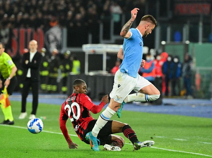 AC Milan's English defender Fikayo Tomori (L) tackles Inter Milan's Dutch defender Denzel Dumfries during the Italian Cup (Coppa Italia) semi-final first leg football match AC Milan vs Inter Milan at the Giuseppe Meazza Stadium (also called San Siro), in Milan on March 1, 2022. (Photo by MIGUEL MEDINA / AFP) (Photo by MIGUEL MEDINA/AFP via Getty Images)