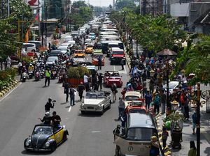 Ratusan Mobil VW Konvoi di Jalanan Kota Madiun Ratusan Mobil VW Konvoi di Jalanan Kota Madiun