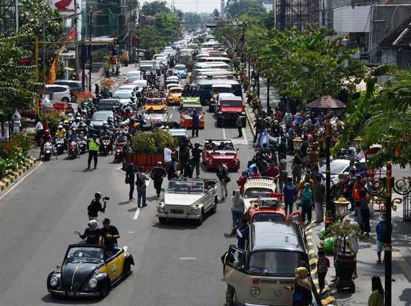 Ratusan Mobil VW Konvoi di Jalanan Kota Madiun