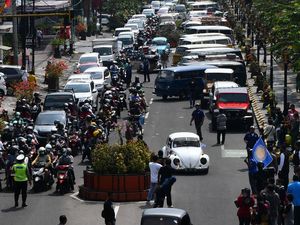 Rayakan HUT Ke-79 RI, Ratusan Mobil Kuno Tur Keliling Kota