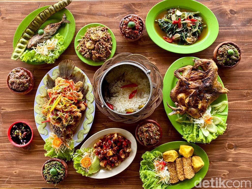 Adem! Makan dengan Pemandangan Sawah di Saung Kabogoh Karawang