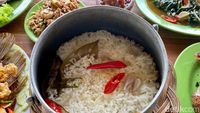 Ngariung Makan Nasi Liwet dan Gurame Kecombrang di Saung Kabogoh