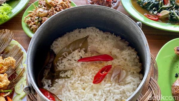 Ngariung Makan Nasi Liwet dan Gurame Kecombrang di Saung Kabogoh