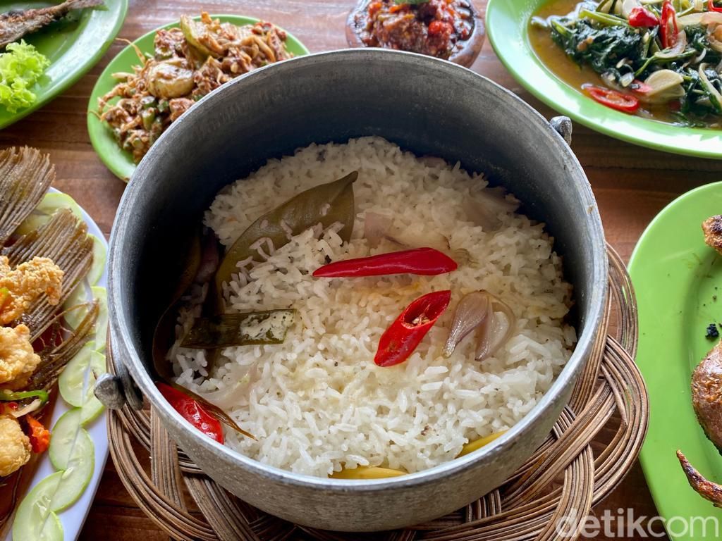 Ngariung Makan Nasi Liwet dan Gurame Kecombrang di Saung Kabogoh