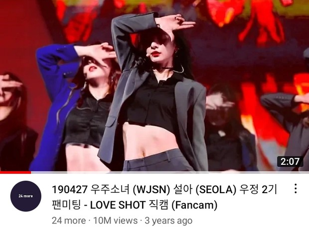 Memiliki kemampuan dance yang baik, Seola juga pernah viral lewat fancamnya ketika menarikan lagu EXO 'Love Shot'