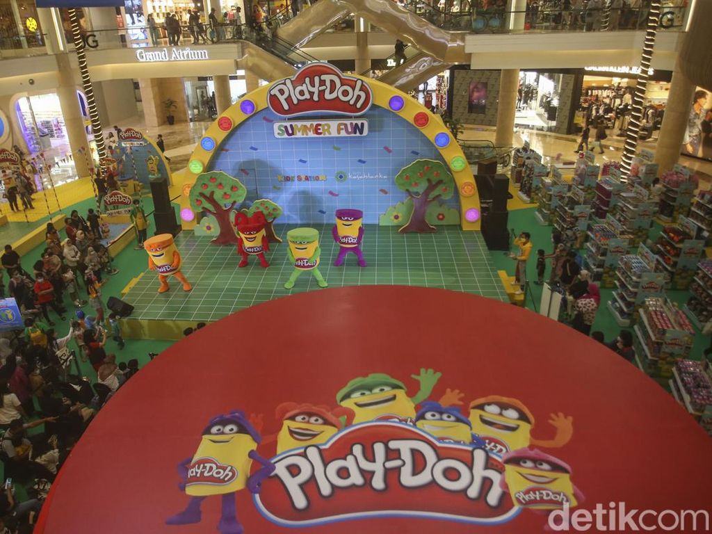 Sambut Liburan Sekolah, Anak-anak Antusias Main Play-Doh di Kokas