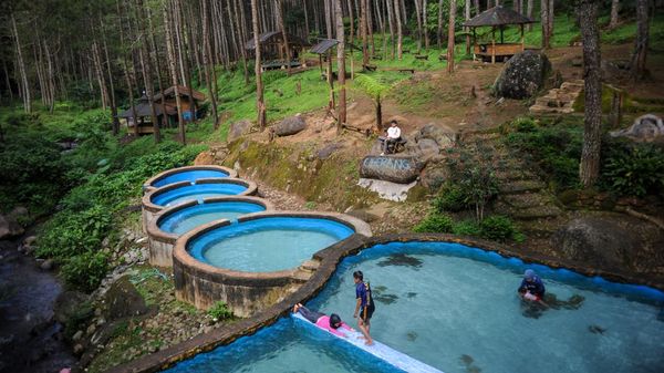 Sensasi Berenang di Tengah Hutan Pinus Sumedang, Adem Banget