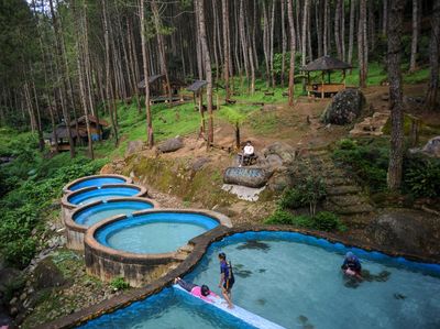 Sensasi Berenang di Tengah Hutan Pinus Sumedang, Adem Banget