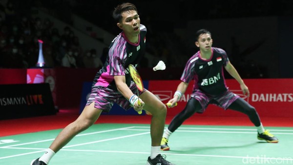 Top! Fajar/Rian Melangkah ke Final Indonesia Masters Pebulu tangkis ganda putra Indonesia Fajar Alfian dan Muhammad Ardianto melakukan serangan kepada pebulu tangkis ganda putra Cina He Ji Ting dan Zhou Hao Dong pada babak semi final Daihatsu Indonesia Master 2022 di Istora Senayan, Jakarta Pusat, Sabtu (11/6/2022).
