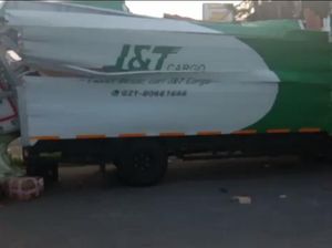 Truk Ekspedisi Ringsek Usai Tabrak Kolong Jembatan di Samarinda Truk Ekspedisi Ringsek Usai Tabrak Kolong Jembatan di Samarinda