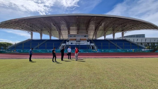 Wolfgang Pikal Pimpin Papua Football Academy Wolfgang Pikal Pimpin Papua Football Academy di Timika, Papua
