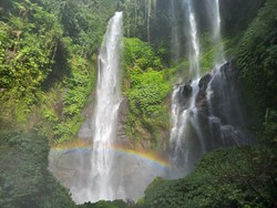Indahnya Pelangi di Air Terjun Tertinggi Bali, Bikin Takjub!