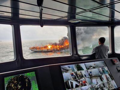 Aksi Bakamla Padamkan Kapal Terbakar di Perairan Karimun