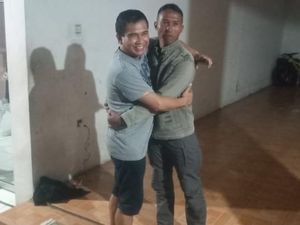 Potret Edy Mamat dan Wasit Prajurit TNI Damai Usai Aksi Bogem Potret Edy Mamat dan Wasit Prajurit TNI Damai Usai Aksi Bogem