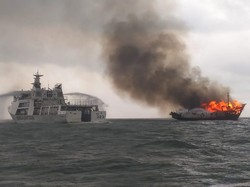 Bakamla Padamkan KM Bintang Surya Terbakar di Perairan Karimun, 1 ABK Tewas