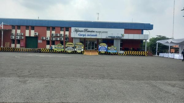 Karangan Bunga di Terminal Kargo Soetta Jelang Jenazah Eril Tiba