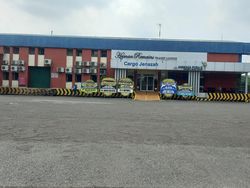 Karangan Bunga di Terminal Kargo Soetta Jelang Jenazah Eril Tiba