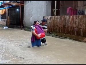 Banjir Rendam Permukiman di Mamuju, Trans Sulawesi Ikut Tergenang