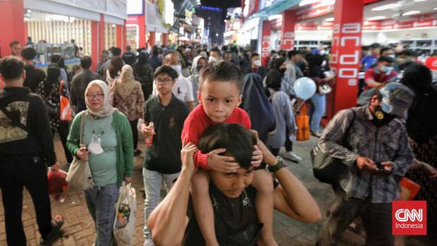 Suasana antusias pengunjung di salah satu tenan dalam acara Jakarta Fair 2022 atau Pekan Raya Jakarta (PRJ) di JIExpo Kemayoran, Jakarta. Sabtu, 11 Juni 2022. CNN Indonesia/Adhi Wicaksono