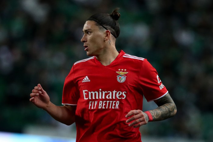 Darwin Nunez of SL Benfica in action during the Portuguese League football match between Sporting CP and SL Benfica at Jose Alvalade stadium in Lisbon, Portugal on April 17, 2022. (Photo by Pedro Fiúza/NurPhoto via Getty Images)