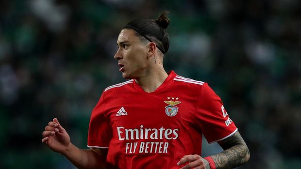 Darwin Nunez of SL Benfica in action during the Portuguese League football match between Sporting CP and SL Benfica at Jose Alvalade stadium in Lisbon, Portugal on April 17, 2022. (Photo by Pedro Fiúza/NurPhoto via Getty Images)