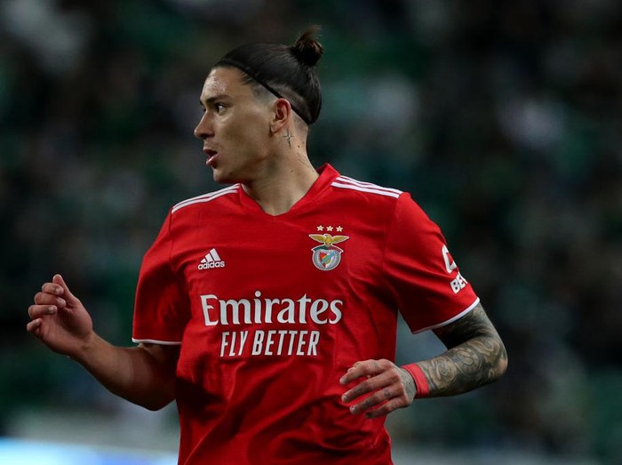 Darwin Nunez of SL Benfica in action during the Portuguese League football match between Sporting CP and SL Benfica at Jose Alvalade stadium in Lisbon, Portugal on April 17, 2022. (Photo by Pedro Fiúza/NurPhoto via Getty Images)