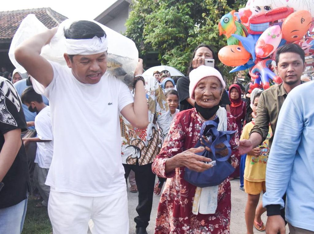 Dedi Mulyadi Bagikan 1.000 Paket Ikan Hidup di Kabupaten Bekasi Dedi Mulyadi Bagikan 1.000 Paket Ikan Hidup di Kabupaten Bekasi