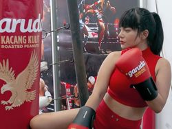 Momen Adu Tinju Dinar Candy Vs Nikita Mirzani