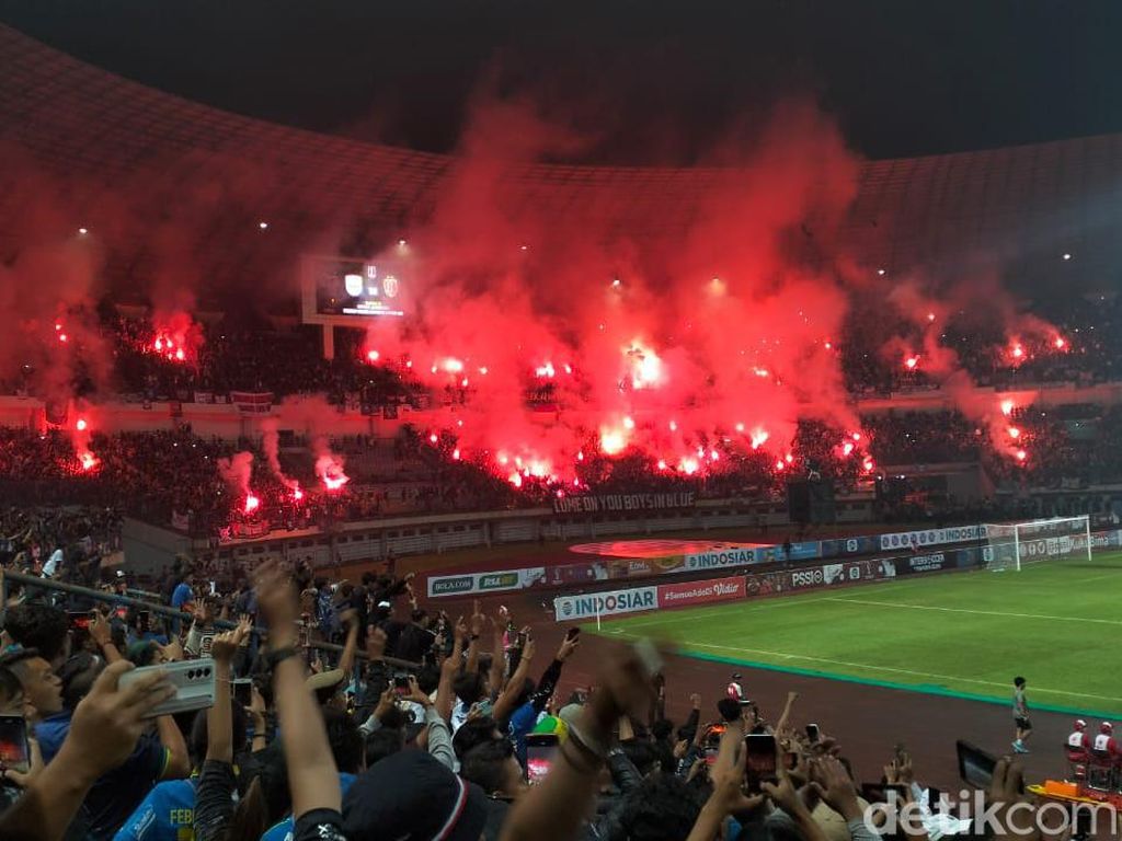 Reaksi Ketum PSSI soal Flare di Laga Persib vs Bali United