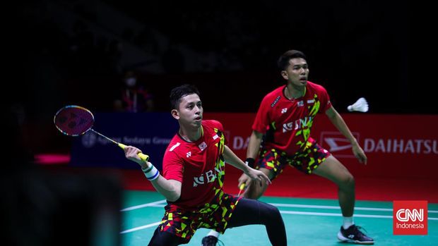 Ganda Putra Fajar/Ardianto Berhasil Menjadi Juara Indonesia Masters Pebulu tangkis ganda putra Indonesia Fajar Alfian/Muhammad Rian Ardianto bertanding melawan pebulu tangkis ganda putra China Liang Wei Keng/Wang Chang dalam babak final Indonesia Masters 2022 di Istora Senayan, Jakarta Pusat, Minggu (12/6/2022). Pasangan Fajar Alfian/Muhammad Rian Ardianto berhasil meraih gelar juara untuk kategori ganda putra Indonesia Masters 2022 usai mengalahkan pasangan Liang Wei Keng/Wang Chang melalui dua set dengan skor 21-10 dan 21-17. CNN Indonesia/Adi Maulana Ibrahim