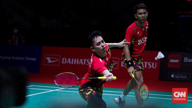 Ganda Putra Fajar/Ardianto Berhasil Menjadi Juara Indonesia Masters Pebulu tangkis ganda putra Indonesia Fajar Alfian/Muhammad Rian Ardianto bertanding melawan pebulu tangkis ganda putra China Liang Wei Keng/Wang Chang dalam babak final Indonesia Masters 2022 di Istora Senayan, Jakarta Pusat, Minggu (12/6/2022). Pasangan Fajar Alfian/Muhammad Rian Ardianto berhasil meraih gelar juara untuk kategori ganda putra Indonesia Masters 2022 usai mengalahkan pasangan Liang Wei Keng/Wang Chang melalui dua set dengan skor 21-10 dan 21-17. CNN Indonesia/Adi Maulana Ibrahim