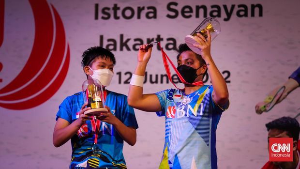 Pebulu tangkis ganda putri Indonesia Apriyani Rahayu/Siti Fadia Silva Ramadhanti saat bertanding melawan pebulu tangkis ganda putri China Chen Qing Chen/Jia Yi Fan dalam babak final Indonesia Masters 2022 di Istora Senayan, Jakarta Pusat, Minggu (12/6/2022). Pasangan Apriyani Rahayu/Siti Fadia gagal meraih gelar juara untuk kategori ganda putri Indonesia Masters 2022 usai takluk dari pasangan Chen Qing Chen/Jia Yi Fan melalui dua set dengan skor 21-18 dan 21-12. CNN Indonesia/Adi Maulana Ibrahim