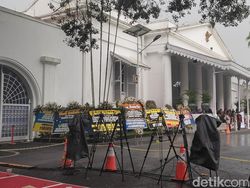 Hujan Deras Guyur Gedung Pakuan Jelang Kedatangan Jenazah Eril