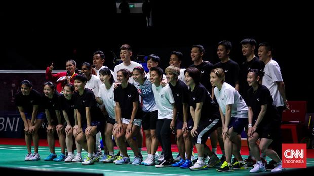 Greysia Polii Resmi Gantung Raket Pebulu tangkis Greysia Polii memeluk Apriyani Rahayu saat acara Testimonial Day Greysia Polii di Istora Senyan, Jakarta Pusat, Minggu (12/6/2022). Pebulu tangkis Indonesia, Greysia Polii resmi gantung raket alias pensiun sebagai atlet professional pada usianya yang kini menginjak 34 tahun. CNN Indonesia/Adi Maulana Ibrahim