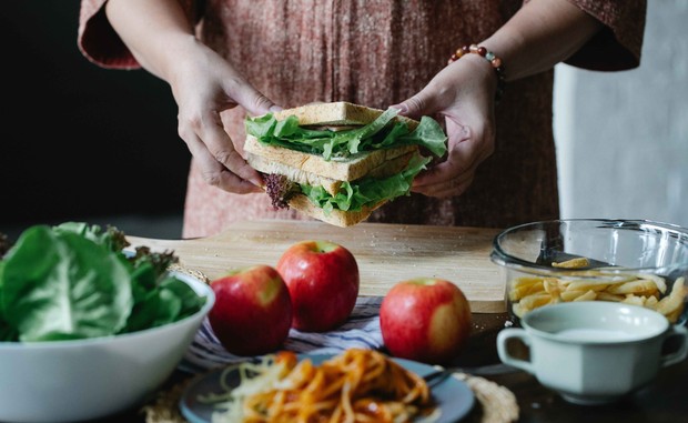 Ilustrasi Membuat Sandwich/foto: pexels.com/alex-green Sandwich adalah makanan praktis yang bisa memenuhi kebutuhan harian tubuh