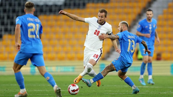 WOLVERHAMPTON, ENGLAND - JUNE 11: Harry Kane of England is challenged by Federico Dimarco of Italy during the UEFA Nations League - League A Group 3 match between England and Italy at Molineux on June 11, 2022 in Wolverhampton, England. This game will be played behind closed doors following on from the Euro 2020 final (Photo by Richard Heathcote/Getty Images)