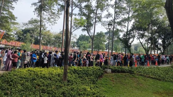 Potret Antrean Mengular Warga Naik Jembatan Infinity Tebet Eco Park
