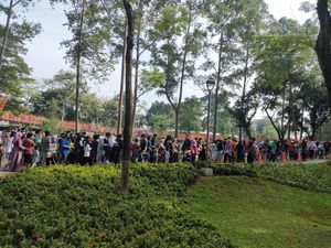 Potret Antrean Mengular Warga Naik Jembatan Infinity Tebet Eco Park Potret Antrean Mengular Warga Naik Jembatan Infinity Tebet Eco Park