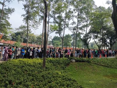 Potret Antrean Mengular Warga Naik Jembatan Infinity Tebet Eco Park