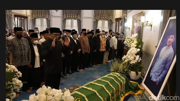 Saat Ridwan Kamil Pimpin Salat Jenazah Eril