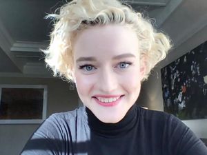 Julia Garner Inventing Anna Cocok Perankan Madonna?