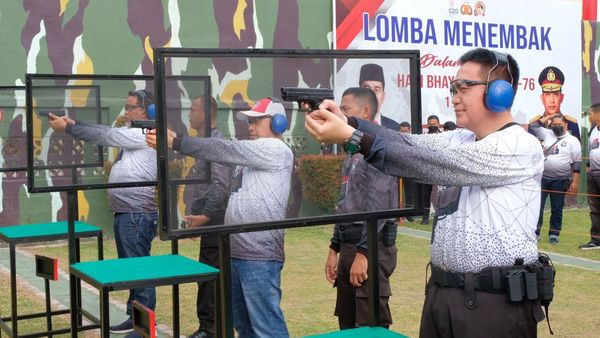 Keseruan Lomba Menembak Sambut Hari Bhayangkara di Polda Riau
