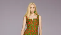 10 Koleksi Terbaru Moschino Resort 2023, Busana Playful Penuh Warna