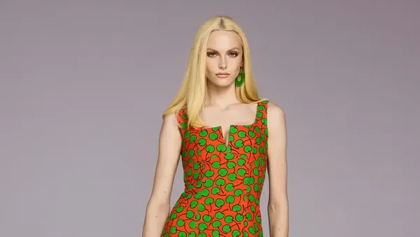 10 Koleksi Terbaru Moschino Resort 2023, Busana Playful Penuh Warna