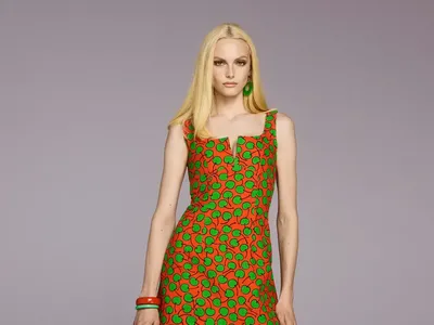10 Koleksi Terbaru Moschino Resort 2023, Busana Playful Penuh Warna