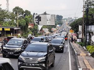 Polisi: Lalin di Jalur Puncak Lancar 2 Arah, One Way Belum Diberlakukan Polisi: Lalin di Jalur Puncak Lancar 2 Arah, One Way Belum Diberlakukan