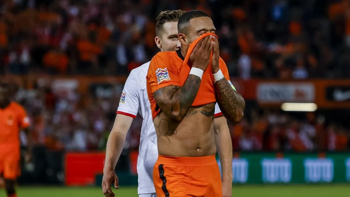 ROTTERDAM, NETHERLANDS - JUNE 11: Memphis Depay of Netherlands misses the penalty during the UEFA Nations League League A Group 4 match between Netherlands and Poland at Stadium Feijenoord on June 11, 2022 in Rotterdam, Netherlands. (Photo by Perry vd Leuvert/NESImages/DeFodi Images via Getty Images)
