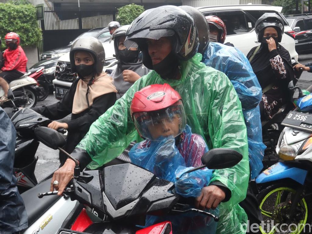Warga Rela Hujan-hujanan Demi Ucapkan Belasungkawa ke Ridwan Kamil