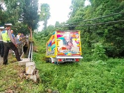 Diduga Sopir Mengantuk, Mobil Boks Terperosok di Jembrana